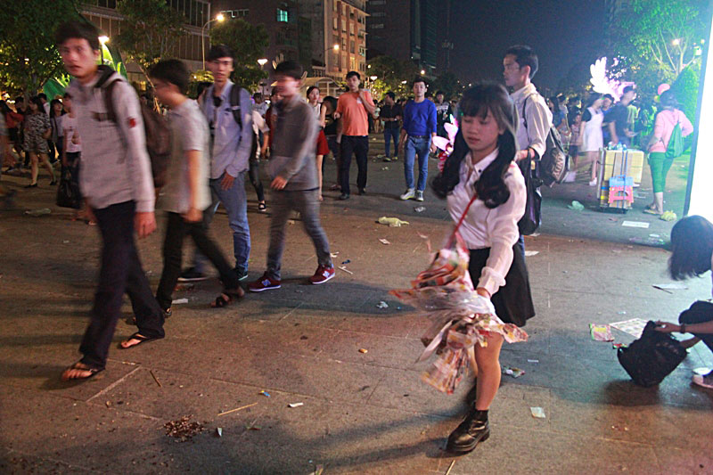Trung[-]tâm[-]TPHCM[-]trở[-]thành[-]bãi[-]rác[-]“khủng”[-]sau[-]bữa[-]tiệc[-]ánh[-]sáng